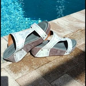 Boutique by Corkys wht/slvr/stud wedge